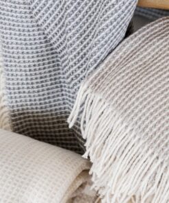 Plaid Judith de Pielsa en tonos neutros, manta decorativa de tacto suave ideal para sofá o cama, diseño elegante y cálido para el hogar disponible en seduccionyestilo.com