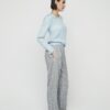 El pijama Selmark P11473 ofrece comodidad y estilo para descansar o estar en casa. Incluye camiseta de manga larga y pantalón largo, con un diseño suave y femenino ideal para el día a día.
