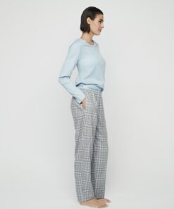 El pijama Selmark P11473 ofrece comodidad y estilo para descansar o estar en casa. Incluye camiseta de manga larga y pantalón largo, con un diseño suave y femenino ideal para el día a día.