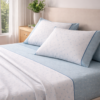 Juego de sábanas Pierre Cardin Paris en azul y blanco, con estampado elegante y diseño coordinado que aporta frescura y estilo al dormitorio.