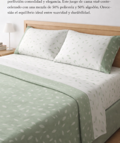 Sábana encimera blanca con estampado verde del juego de cama Lys de Pierre Cardin Paris, extendida sobre la cama con vivo verde y embozo a juego, mostrando un diseño elegante y atemporal.