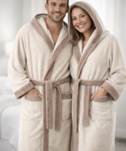 Albornoz unisex 100% algodón con capucha, cinturón y bolsillos en color claro con detalles en contraste