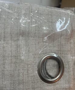 Cortinas confeccionadas Alaia de Fundeco en tejido claro con textura tipo lino, acabado natural y ollados metálicos, que aportan caída elegante y luminosidad al espacio.