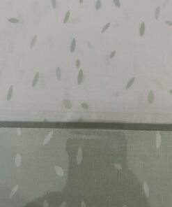 Sábana encimera del juego de cama Lys en blanco con estampado verde y detalle de vivo verde, colocada sobre la cama con un estilo lencero elegante y acogedor.