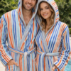 Hombre y mujer con albornoz unisex con capucha de algodón a rayas, suave y absorbente ideal para piscina, spa o después del baño