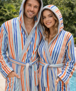 Hombre y mujer con albornoz unisex con capucha de algodón a rayas, suave y absorbente ideal para piscina, spa o después del baño