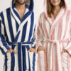 Albornoz unisex de algodón con capucha a rayas colgado en percha, suave y absorbente ideal para baño, piscina o spa