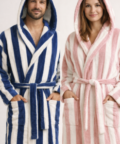 Albornoz unisex de algodón con capucha a rayas colgado en percha, suave y absorbente ideal para baño, piscina o spa