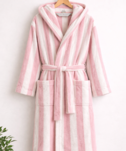 Albornoz con capucha unisex de algodón a rayas azul y blanco colgado en percha, suave y cómodo para baño o spa