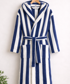 Albornoz con capucha unisex de algodón a rayas azul y blanco colgado en percha, suave y cómodo para baño o spa