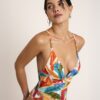 Bañador mujer estampado tropical multicolor con escote pico y diseño elegante de una pieza