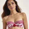 Top bikini bandeau Selmark BM216 estampado floral fresa con detalle central y borla, sin tirantes, estilo veraniego elegante para mujer
