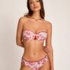 Bikini bandeau de mujer Selmark estampado paisley en tonos rojo y blanco con detalle de borla central