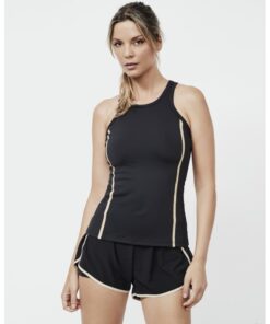 Camiseta deportiva negra By Pilar Rubio de tejido técnico transpirable con diseño ergonómico y ajuste cómodo para fitness y entrenamiento femenino.