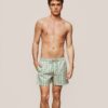 Bañador de hombre Selmark BN585 verde con estampado geométrico, cintura elástica con cordón ajustable, bolsillos laterales y bolsillo trasero con tapeta.