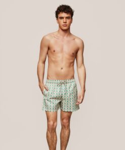 Bañador de hombre Selmark BN585 verde con estampado geométrico, cintura elástica con cordón ajustable, bolsillos laterales y bolsillo trasero con tapeta.