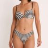 Conjunto bikini Selmark de rayas marino y blanco con aro y botones decorativos