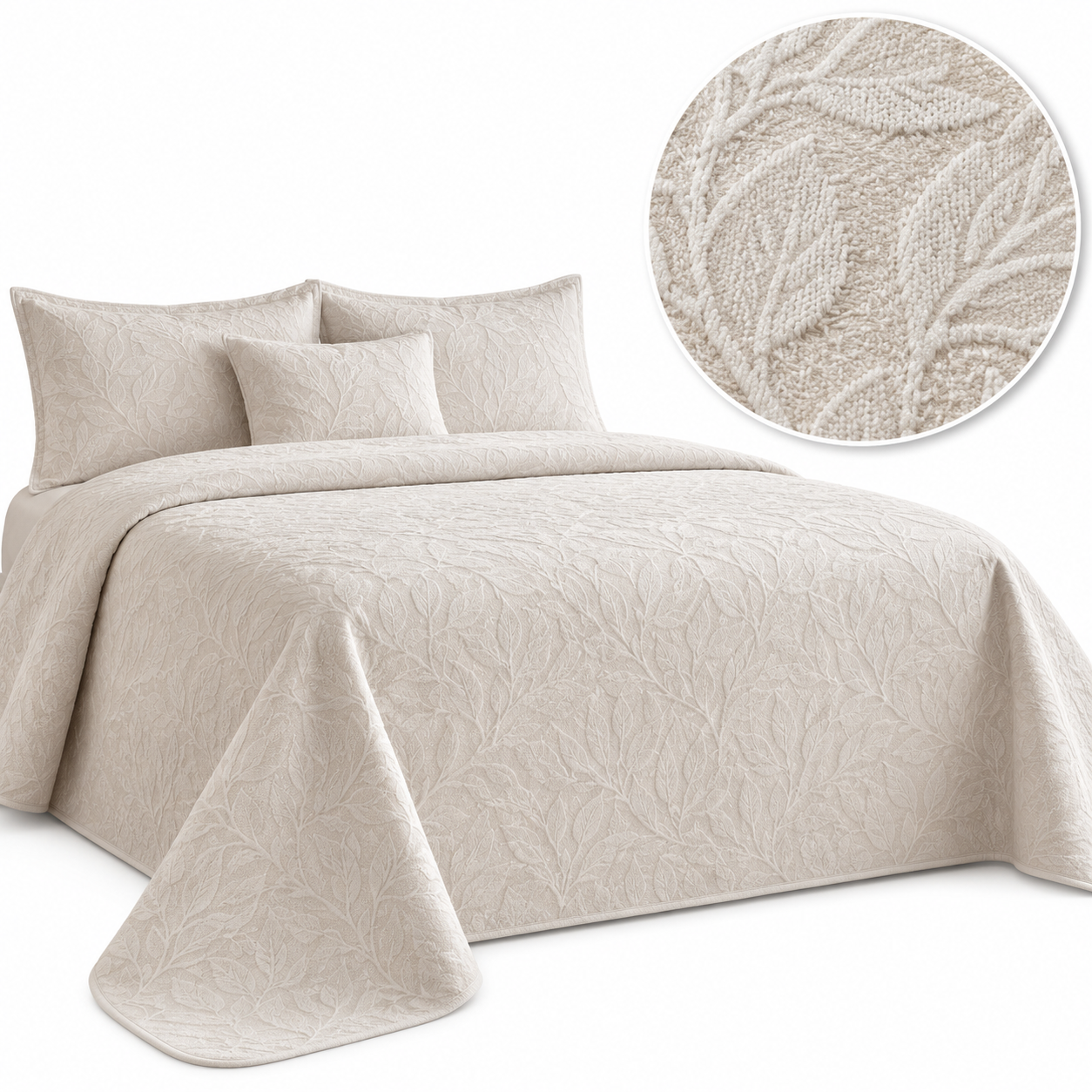 Colcha dormilona Paina de Cañete en color beige, con elegante diseño floral en relieve para vestir la cama con estilo y aportar calidez al dormitorio.