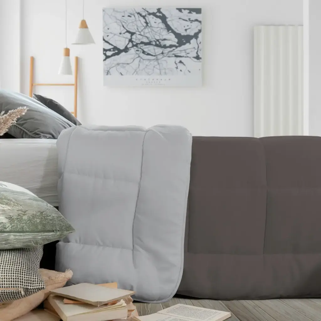 Nórdico Icelands California de 350 g bicolor en gris oscuro y gris perla, ideal para vestir la cama con calidez y estilo moderno.