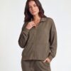 Conjunto de mujer Selmark verde oliva P12652, con chaqueta de cremallera y pantalón a juego, confeccionado en tejido suave con modal y elastano.