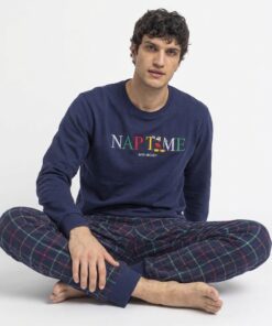 Pijama de hombre Disney Mickey Mouse de dos piezas en algodón, sudadera azul marino con estampado y pantalón largo de cuadros, referencia 63224.